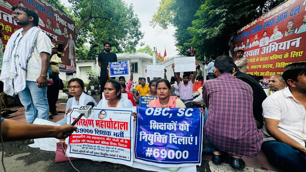 69000 teachers recruitment applicants protest in front of UP minister's house.
