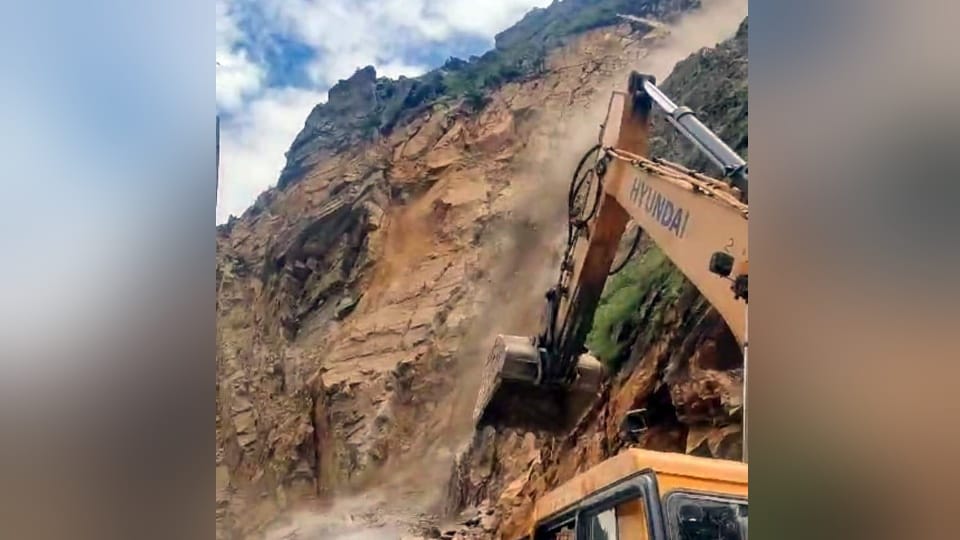 Landslide On Jyotirmath Malari highway closed near Lata movement of Army, ITBP and villagers stopped