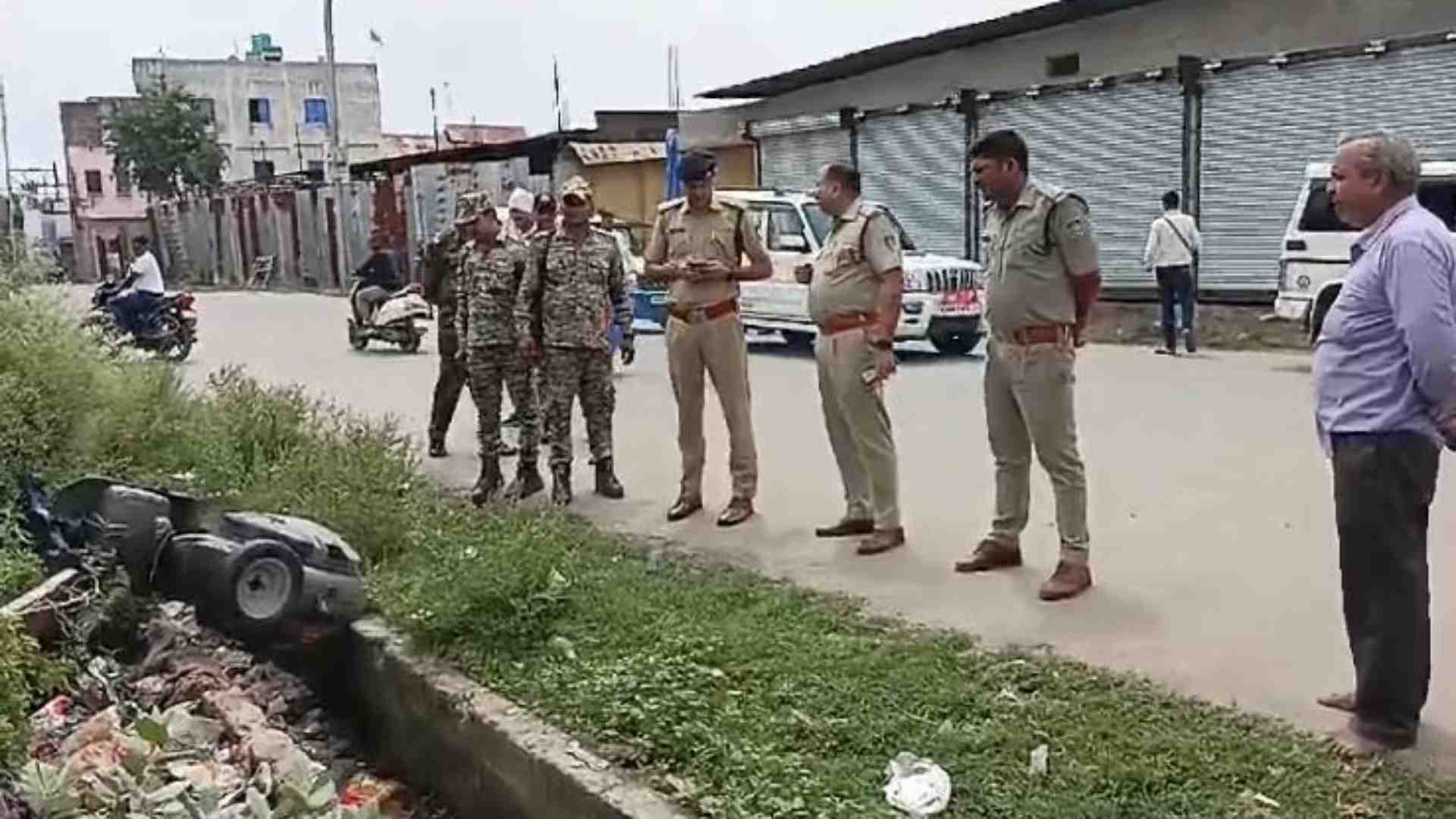 नाले में गिरा व्यापारी का स्कूटर।