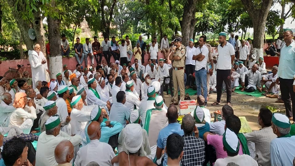BKU workers sitting on strike for seven hours in Chandaus Kotwali