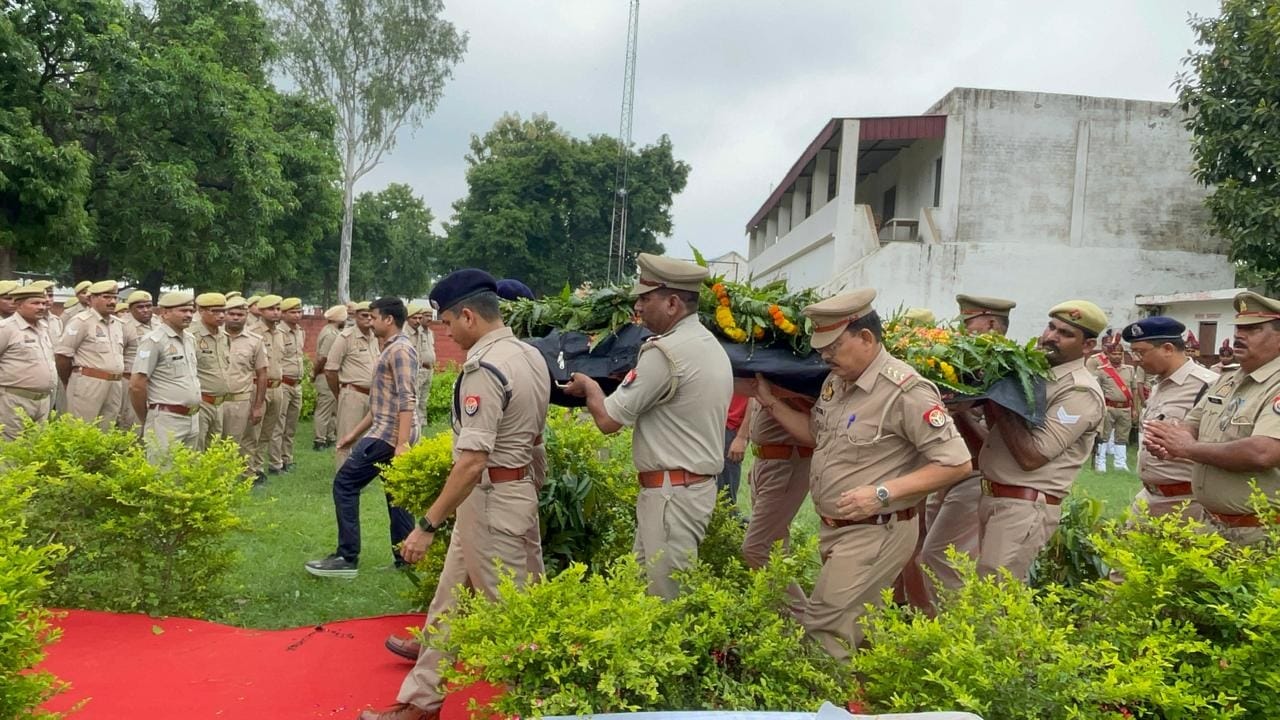 constable died hit by train while crossing the railway track in shahjahanpur