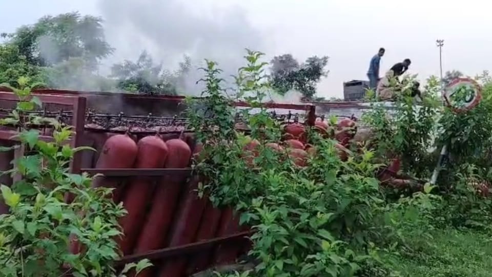 Vehicle loaded with cylinders caught fire in Kiratpur Sahib, driver rescued