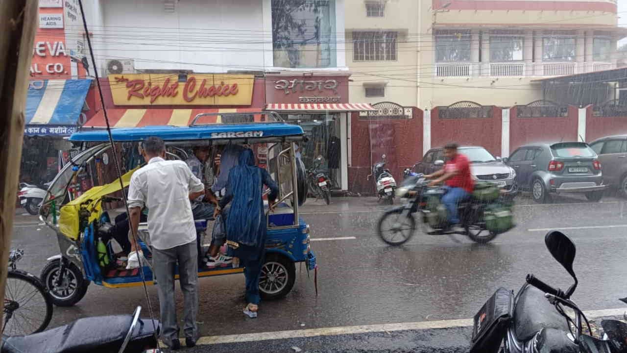 Heavy rain warning in Dehradun Nainital and Champawat Uttarakhand News in hindi