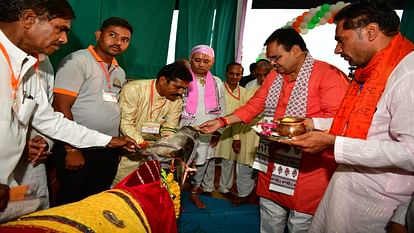 Jaipur : पेपर लीक प्रकरणों में छोटी मछलियों के साथ मगरमच्छ भी पकड़े जा रहे हैं, शाहपुरा में बोले मुख्यमंत्री Jaipur: Crocodiles are also being caught along with small fish in paper leak cases, CM said in Shahpura