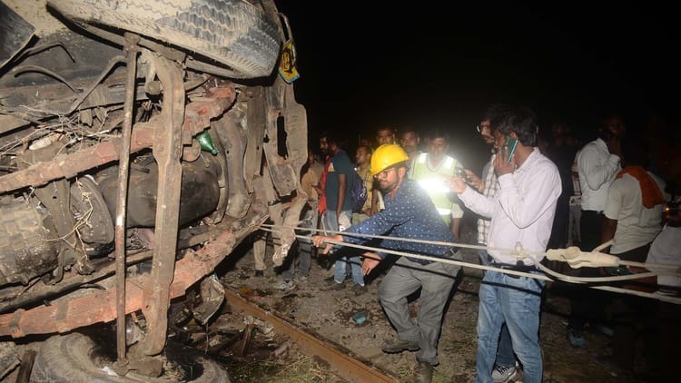 Kanpur: झांसी-कानपुर रूट पर जहां की तहां खड़ी हो गईं डेढ़ दर्जन ट्रेनें, 5 घंटे बाधित रहा झांसी रेल मार्ग