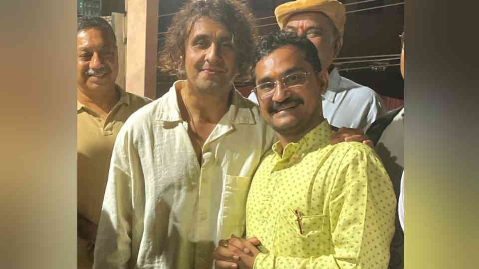 Singer Sonu Nigam Reached Rishikesh click photos with fans Uttarakhand news in Hindi