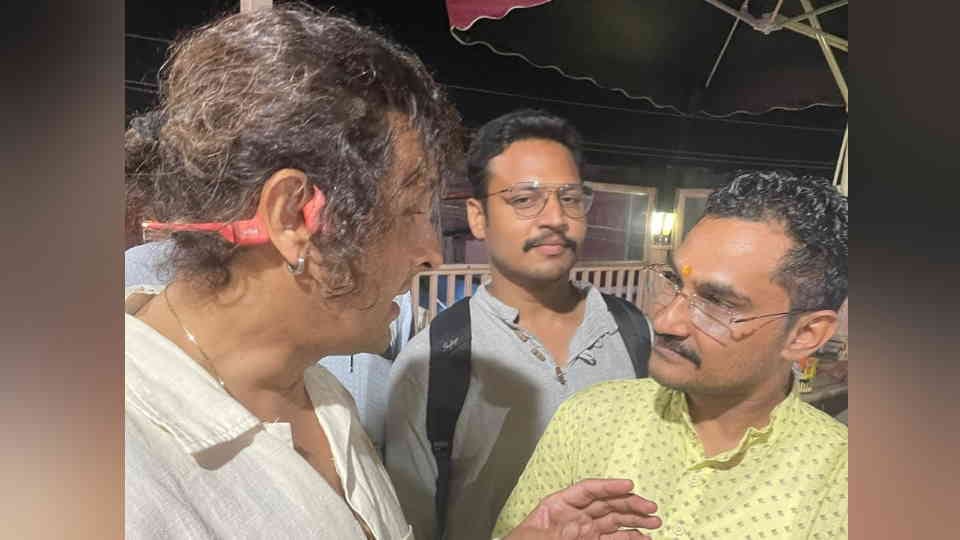 Singer Sonu Nigam Reached Rishikesh click photos with fans Uttarakhand news in Hindi