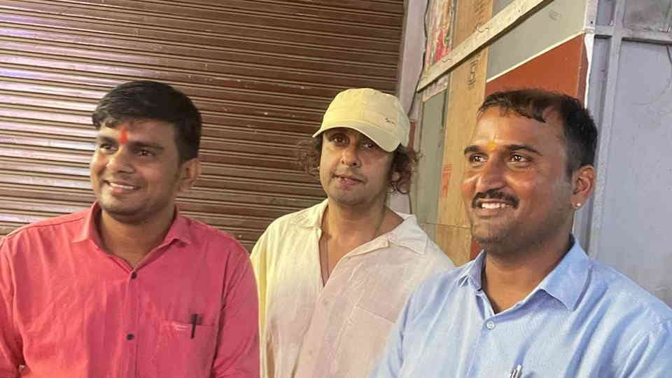 Singer Sonu Nigam Reached Rishikesh click photos with fans Uttarakhand news in Hindi