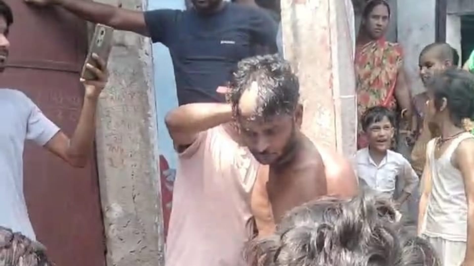 Samastipur News: A youth who went to ask for wages was accused of molestation and tied to pole and beaten