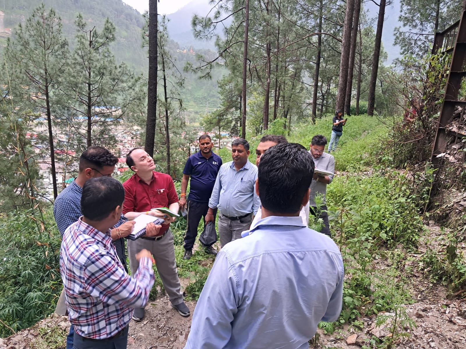 Uttarkashi News Team of experts reached to survey landslide happening from Varunavat mountain