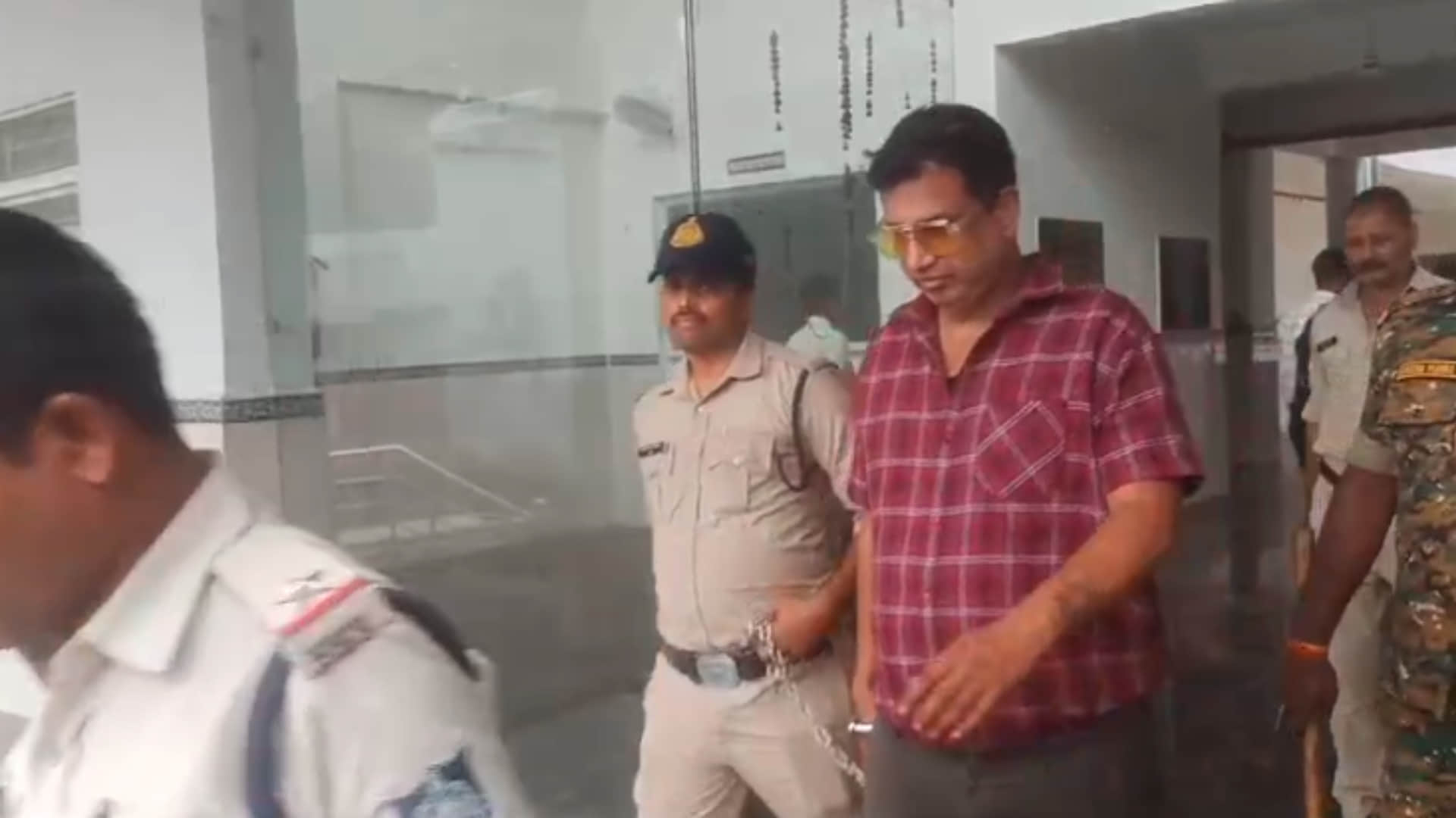 सतना में मंत्री के रिश्तेदार को कफ सिरप की तस्करी में गिरफ्तार किया गया है।