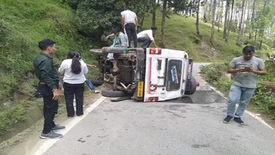 seven Injured Max traveling from Almora to Ranikhet went out of control and overturned