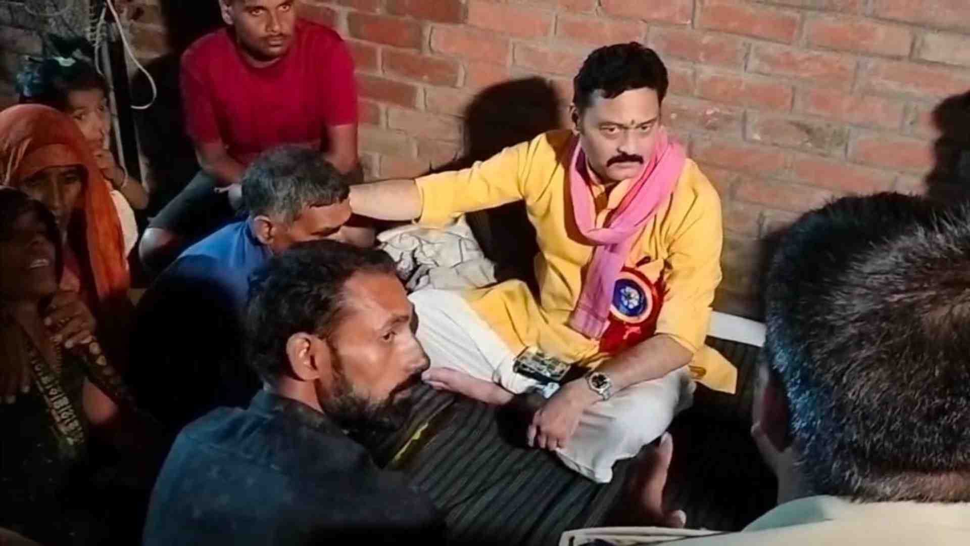 शोक में डूबे परिवार के सदस्य।