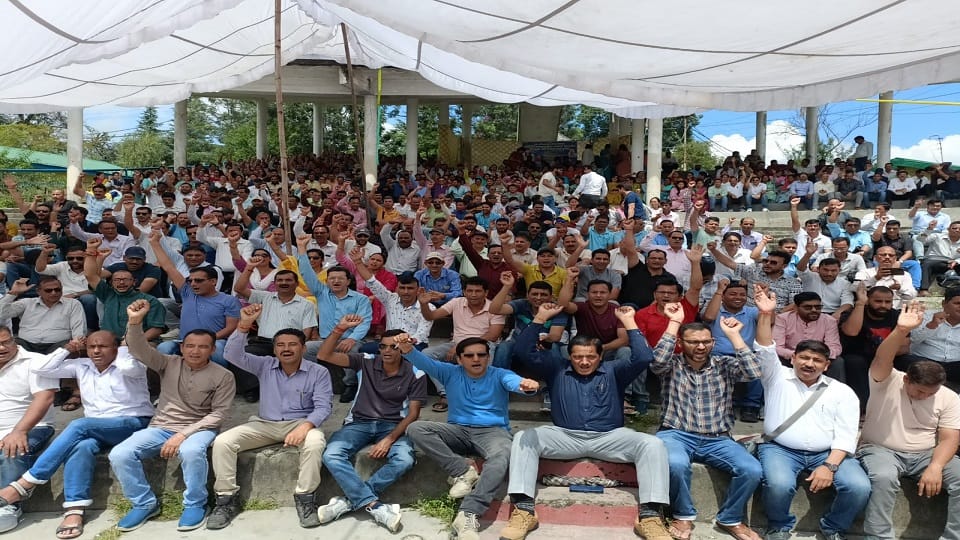 Teachers protest against direct recruitment of Principal in pithoragarh
