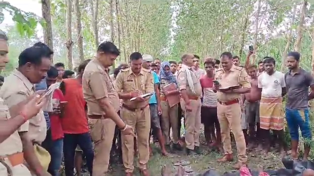 Two dead bodies found hanging from a tree in a village of Reusa thana in Sitapur.