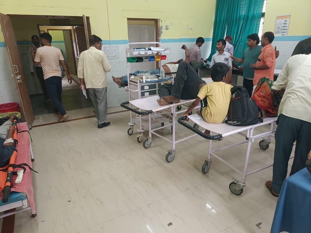 Five injured in an accident in baldiray in Sultanpur.