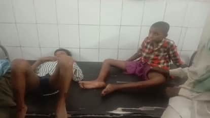 अस्पताल में घायल किशोर