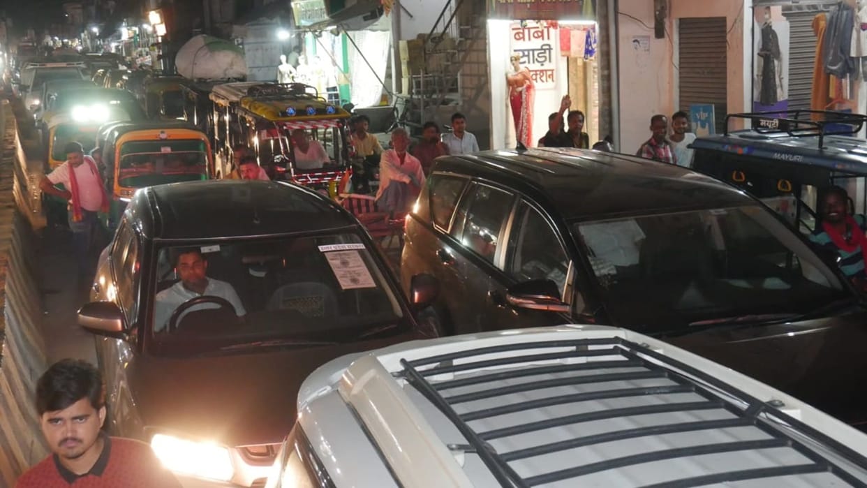 long road police six places jam throughout day Pedestrians struggle daily in Varanasi