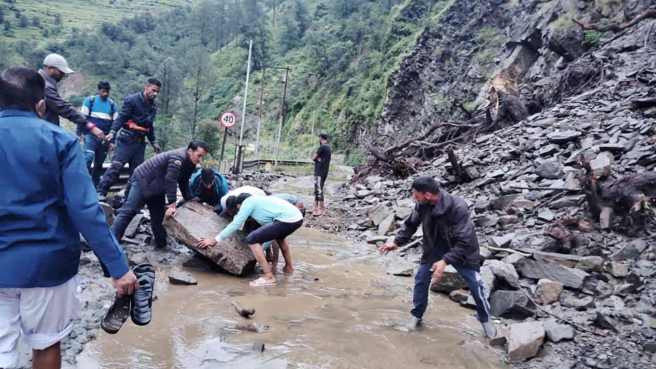 Boulders stones fell on Gangotri-Yamunotri and Badrinath highway people stranded due to closure of many places