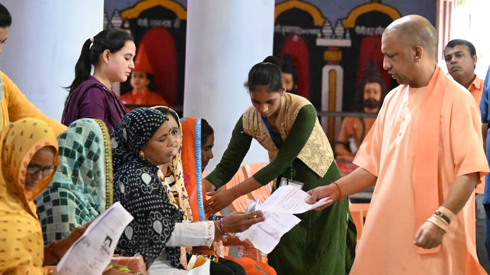 Chief Minister Yogi heard the problems of 300 people in Gorakhnath Janta Darbar