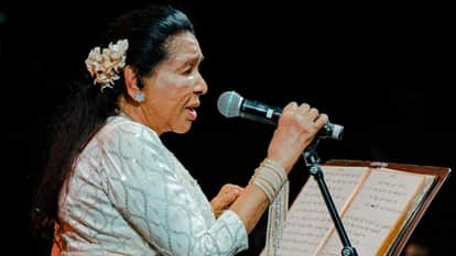 Asha Bhosle Death News Her Life Career Songs Awards Struggle Relation With Lata Mangeshkar