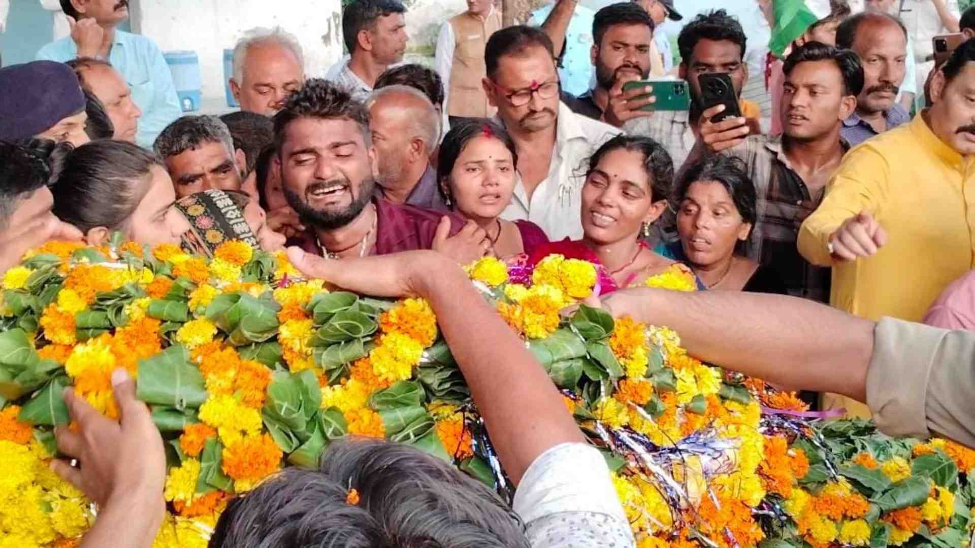 MP News: Martyr Pradeep Patel was given a final farewell with guard of honor and moist eyes