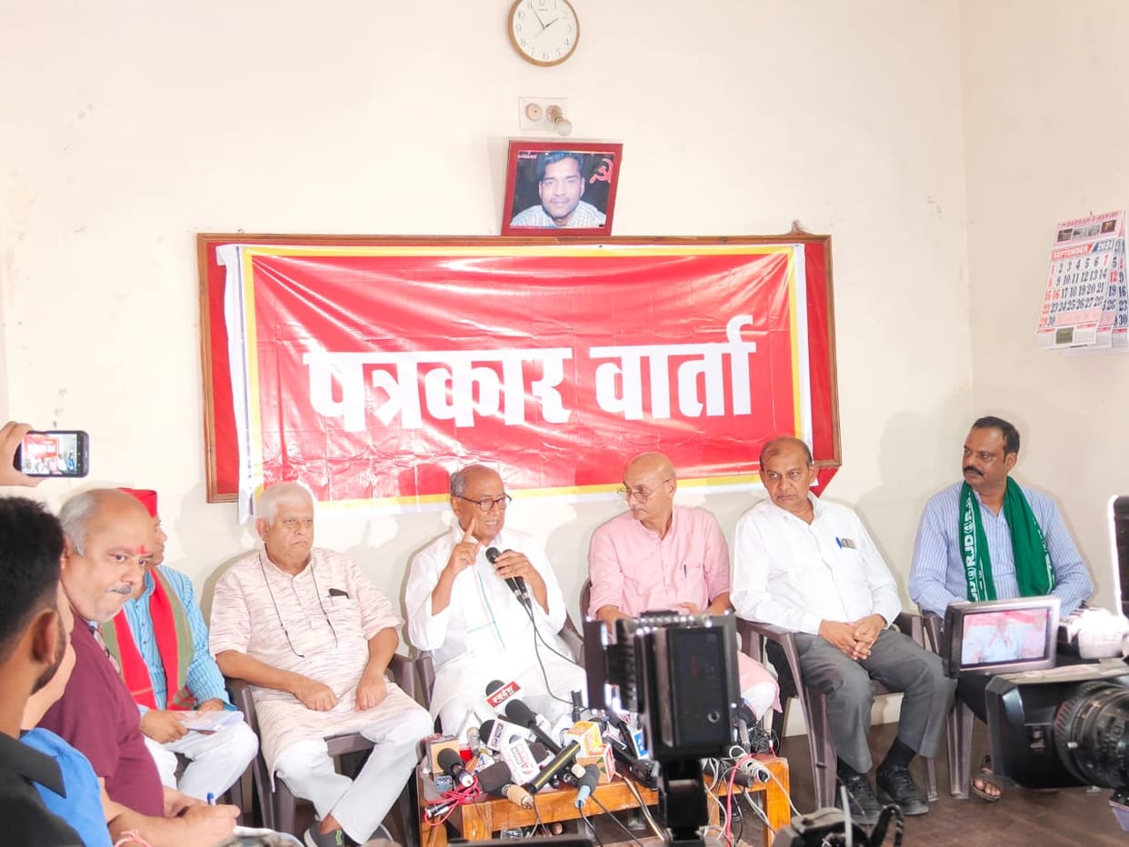 Digvijay said- RSS is targeting Muslims like Hitler, called BJP President VD Sharma impotent
