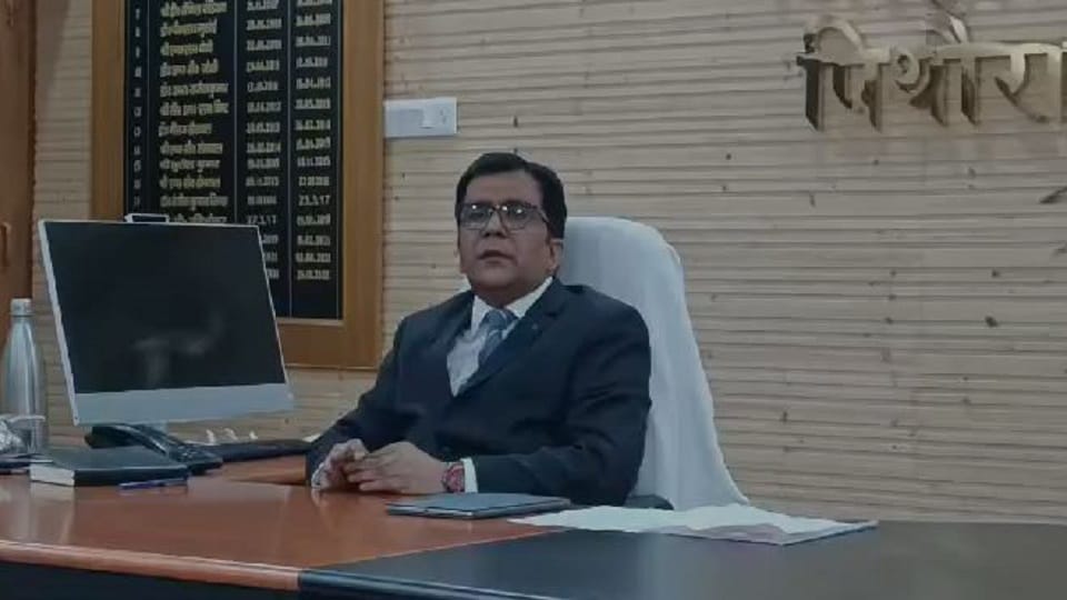 DM Vinod Goswami asked to construct selfie point in London Fort in pithoragarh