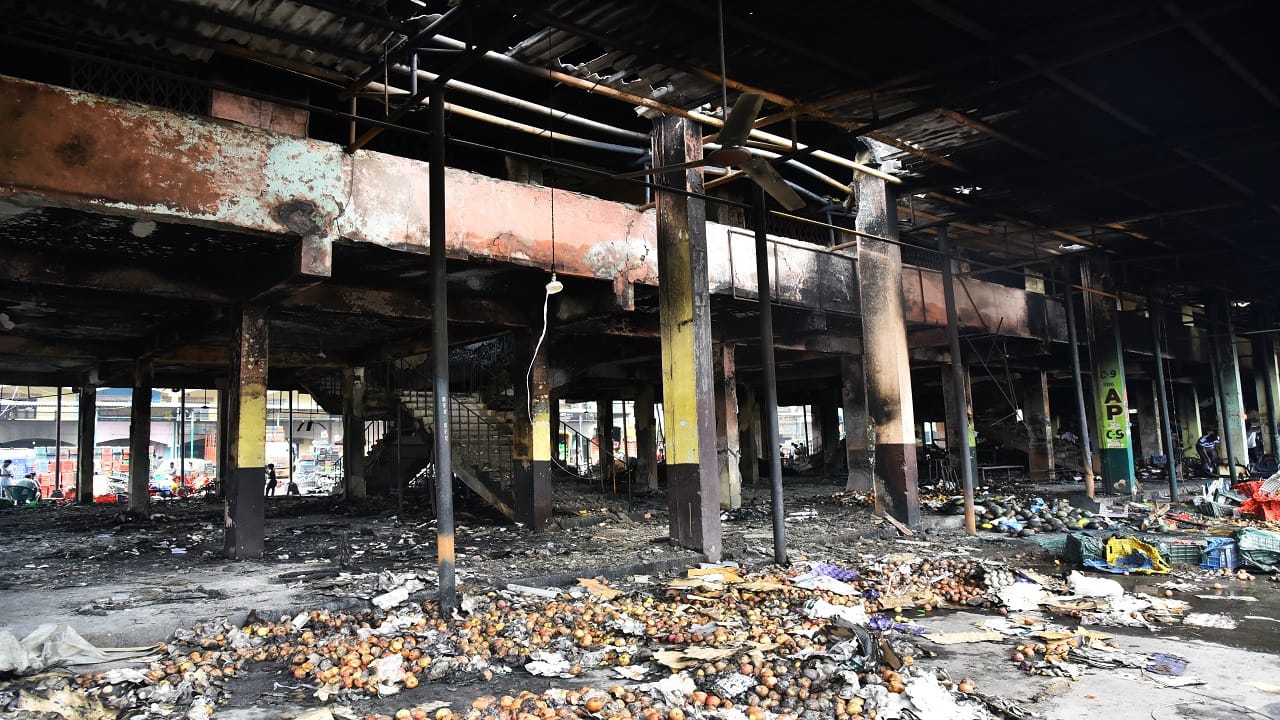 Bareilly Delapeer mandi fire incident fruits worth crores of rupees burnt to ashes