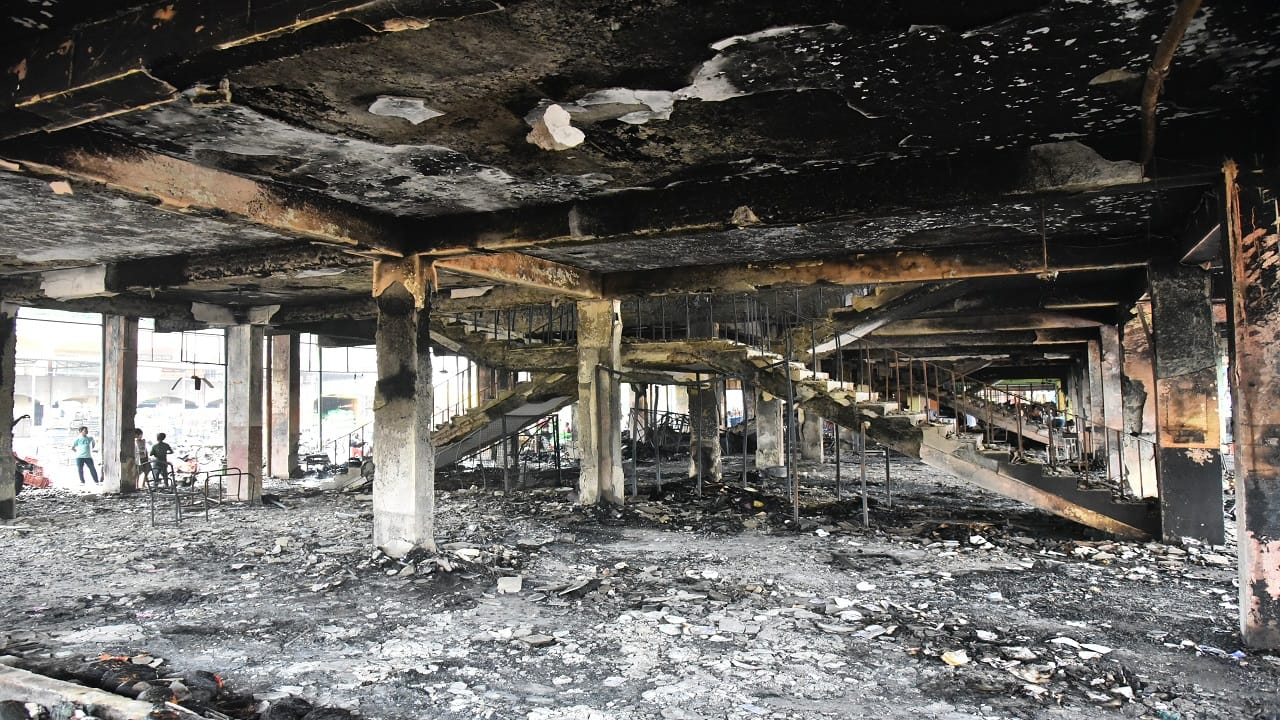 Bareilly Delapeer mandi fire incident fruits worth crores of rupees burnt to ashes