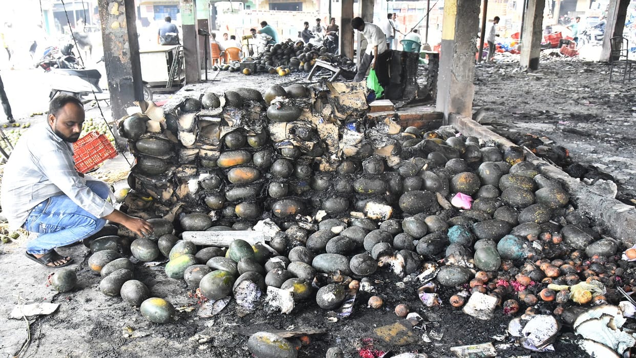 Traders suffered huge losses due to fire in Delapeer Mandi Bareilly
