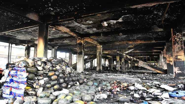 बरेली अग्निकांड: डेलापीर फल मंडी में मलबा बयां कर रहा तबाही का मंजर, दीवारों में आईं दरारें; तस्वीरें