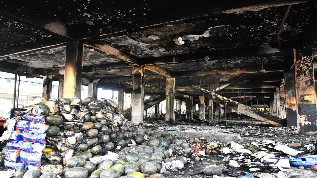 Bareilly Delapeer mandi fire incident fruits worth crores of rupees burnt to ashes