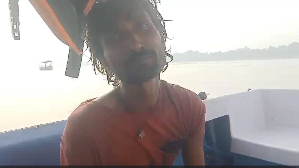 youth jumped into Ganga from Malviya Bridge Water police personnel rescued