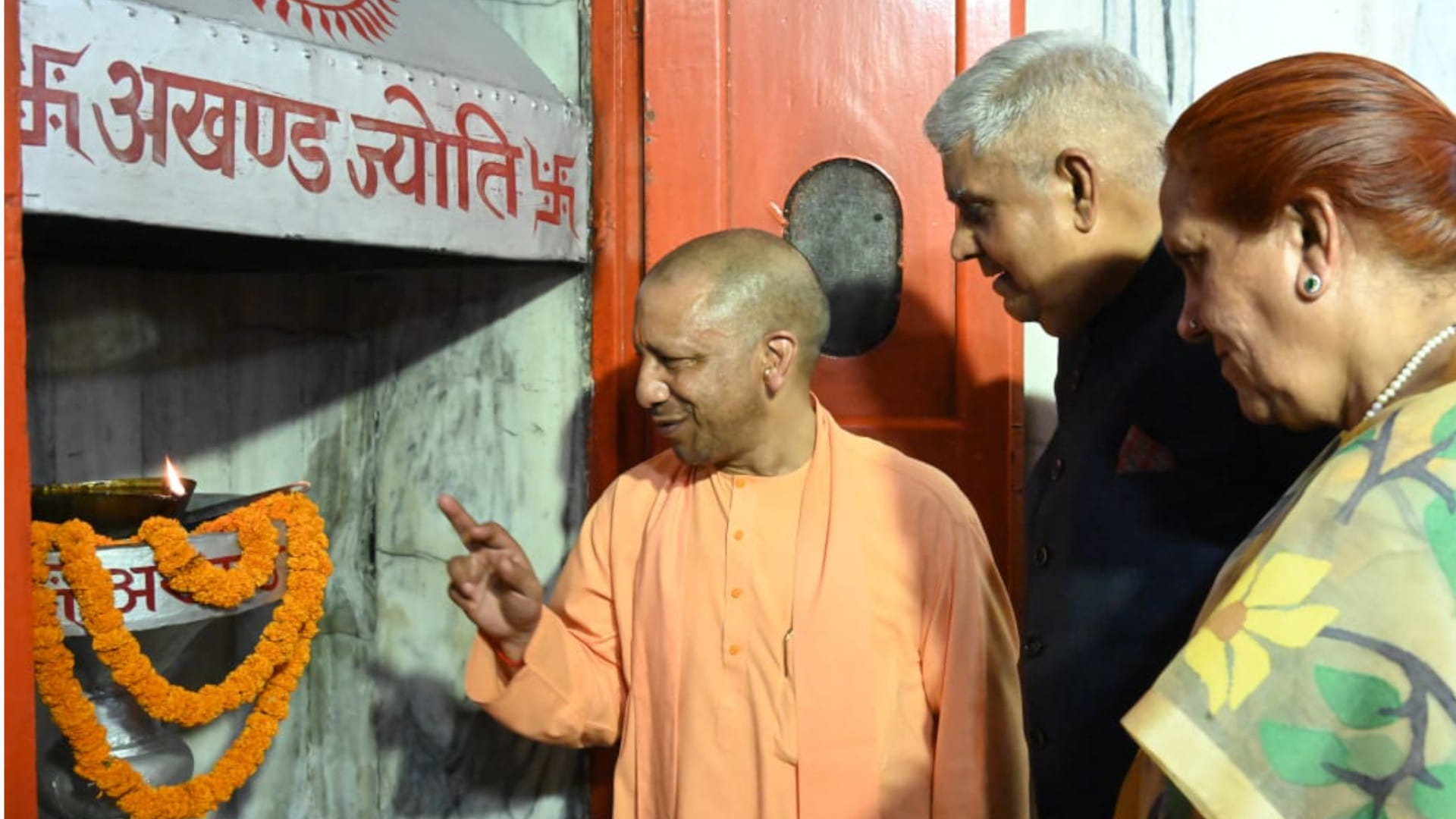 The Vice President performed Puja at Gorakhnath Temple. He also met Geeta Press Trustee