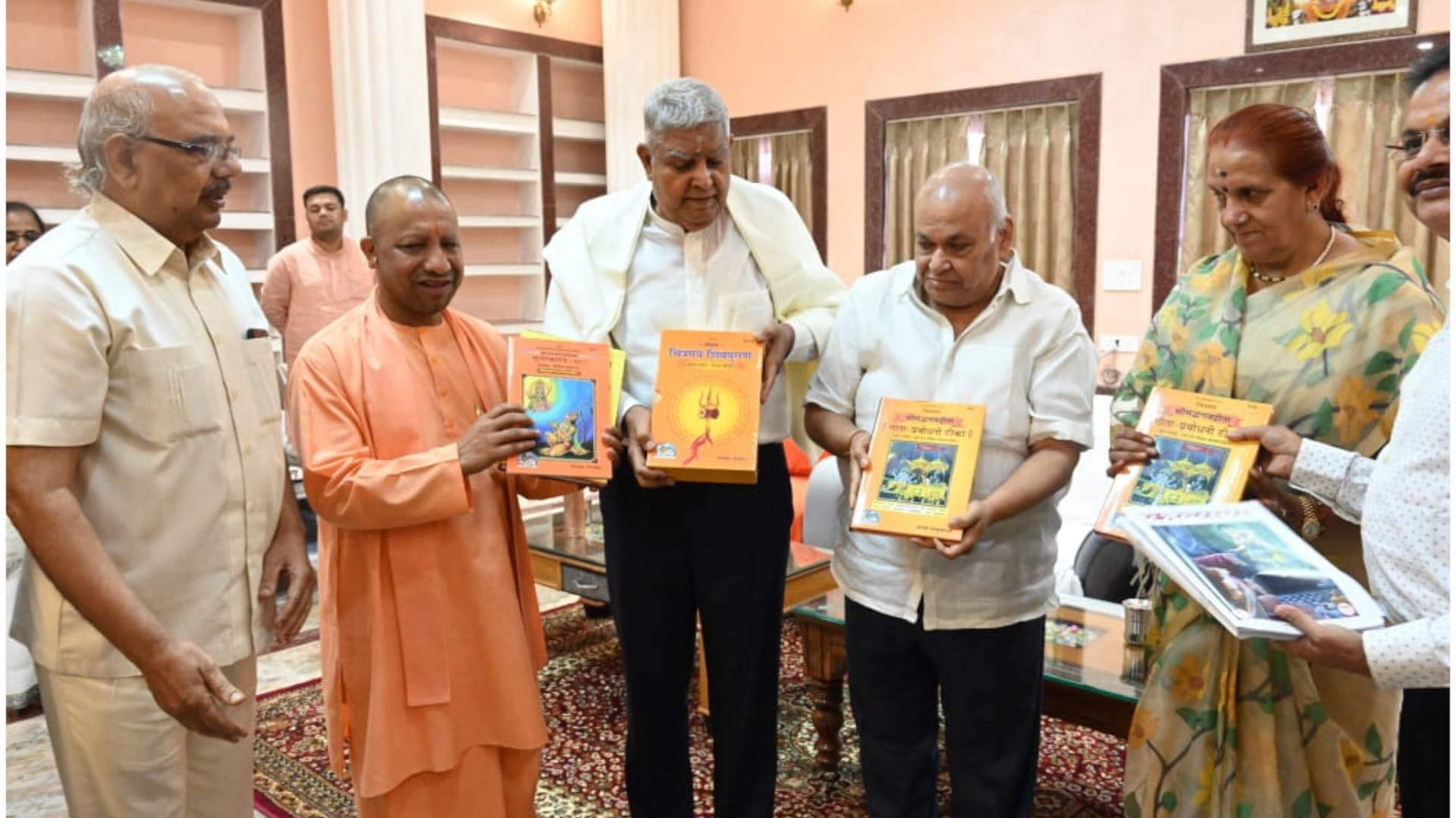 The Vice President performed Puja at Gorakhnath Temple. He also met Geeta Press Trustee