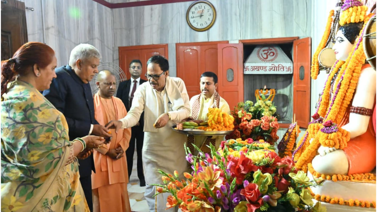 The Vice President performed Puja at Gorakhnath Temple. He also met Geeta Press Trustee