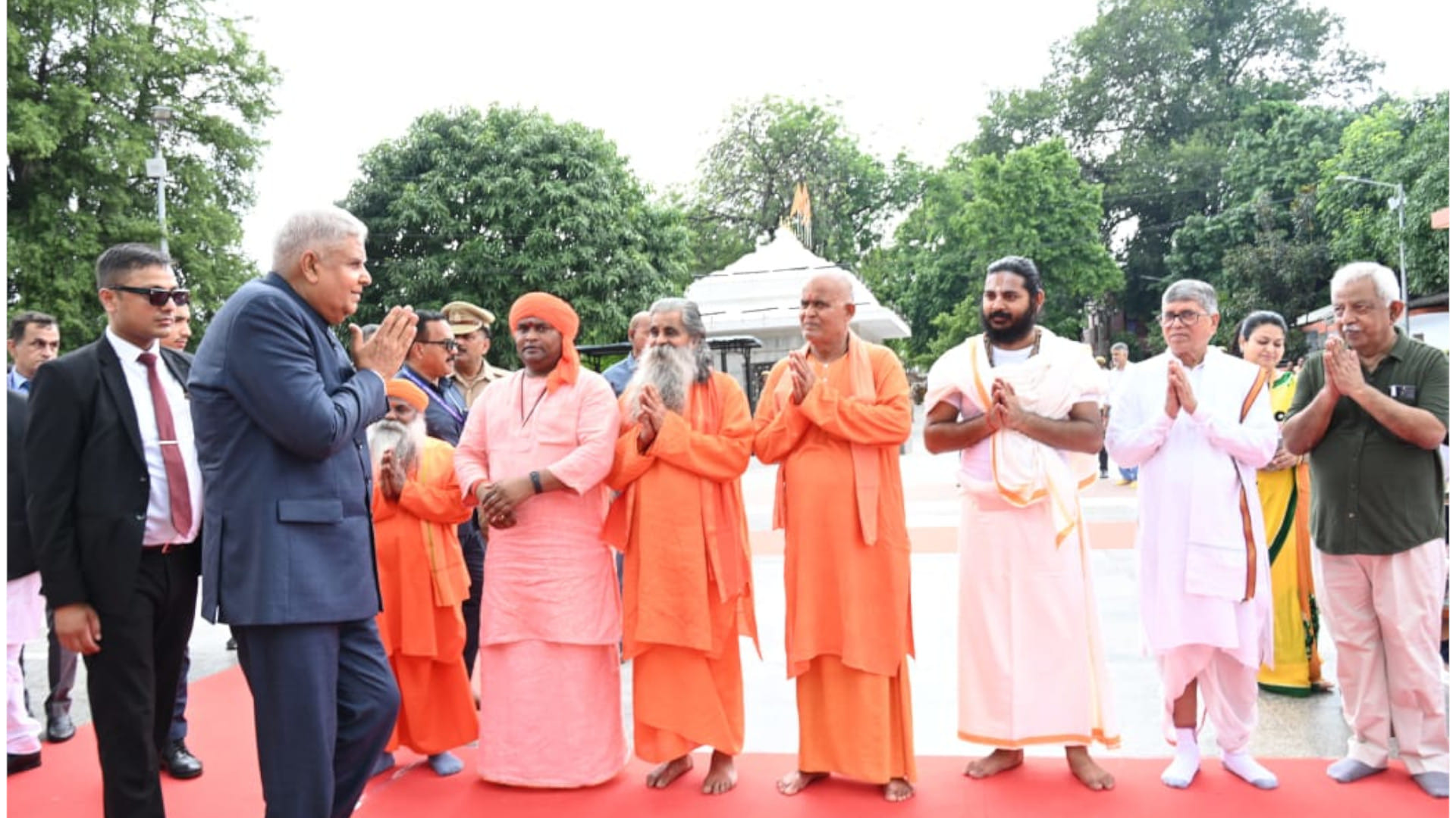 The Vice President performed Puja at Gorakhnath Temple. He also met Geeta Press Trustee