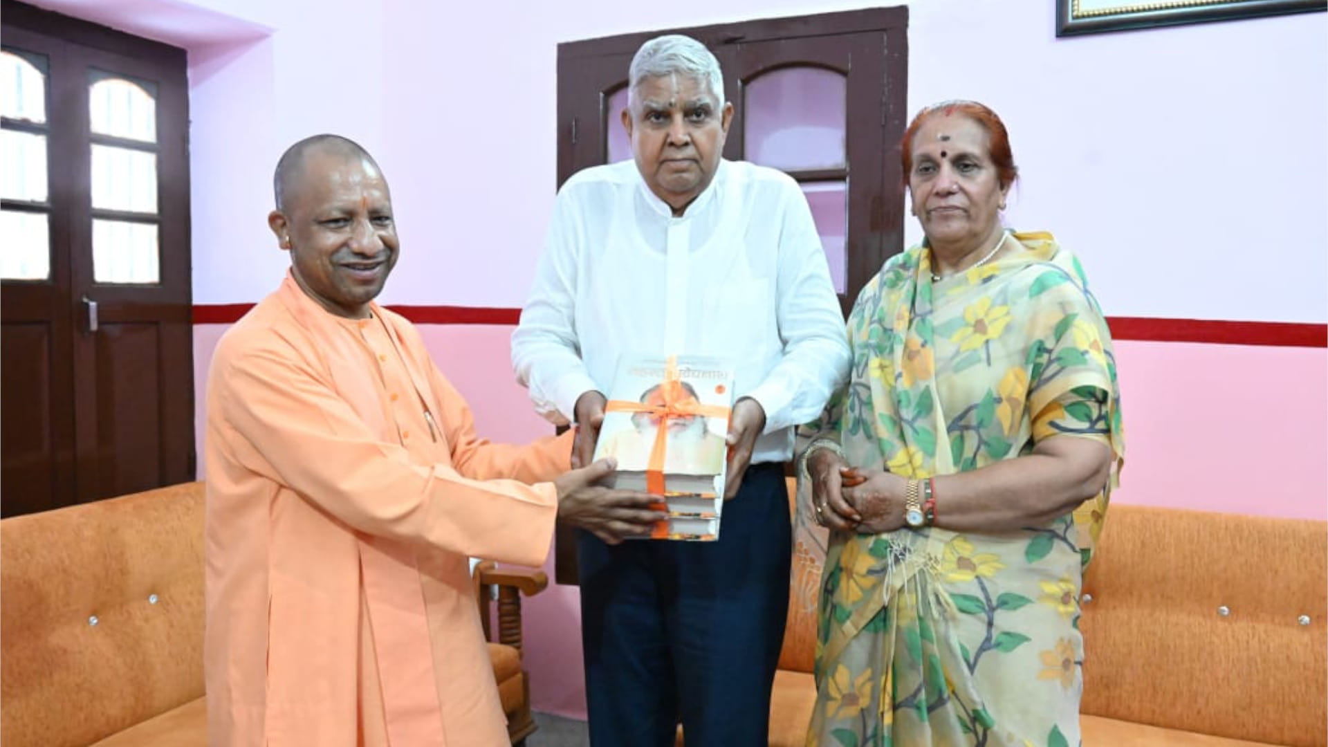 The Vice President performed Puja at Gorakhnath Temple. He also met Geeta Press Trustee