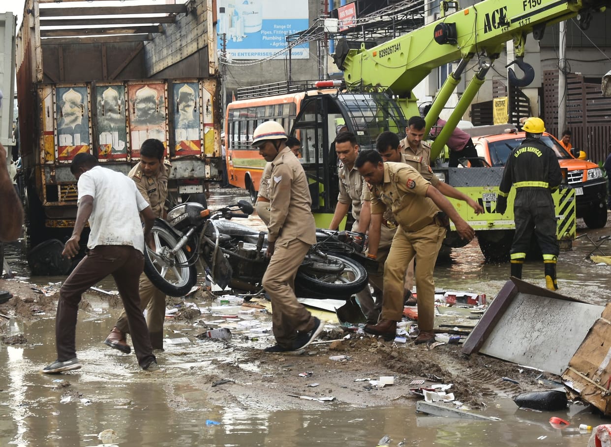 Building collapsed in Lucknow: There was chaos for an hour in emergency, screaming everywhere, a team of 40 in
