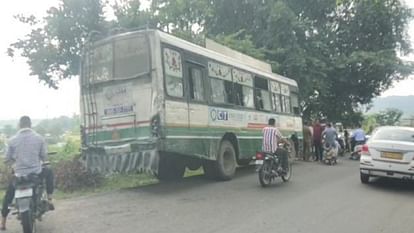 पठानकोट में HRTC बस का एक्सीडेंट: कांगड़ा के युवक की मौत, चालक ने बताया कैसे हुआ हादसा, ये लोग हुए घायल HRTC bus accident in Pathankot youth from Kangra died driver told how accident happened
