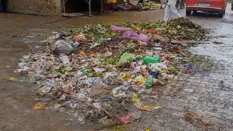 Aligarh: पांचवें दिन भी अतरौली में सफाई कर्मचारियों की हड़ताल जारी, लगातार बढ़ रहा कूड़े का ढेर, जनता परेशान