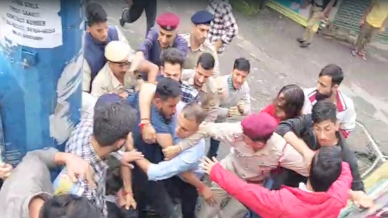 SFI, ABVP workers clashed twice in the hpu, scuffled