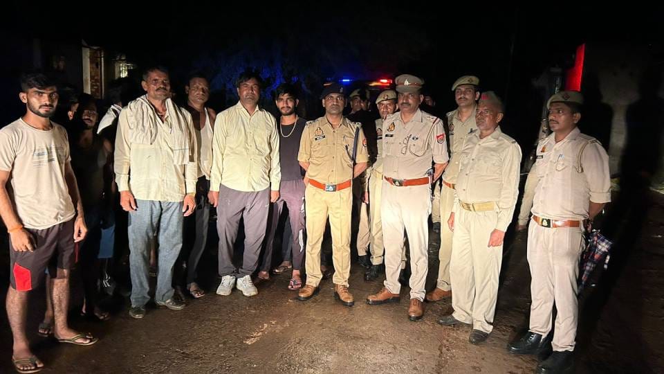 forest department team combing area day and night After leopard sighted on Aravalli hills in Agra