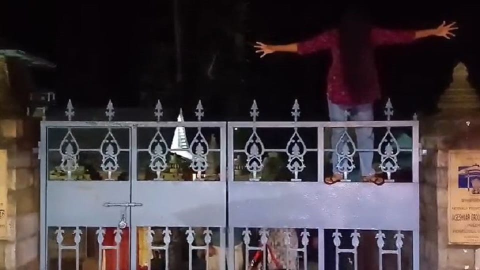Attempt to forcibly enter Jageshwar Dham, assault on security personnel and priests