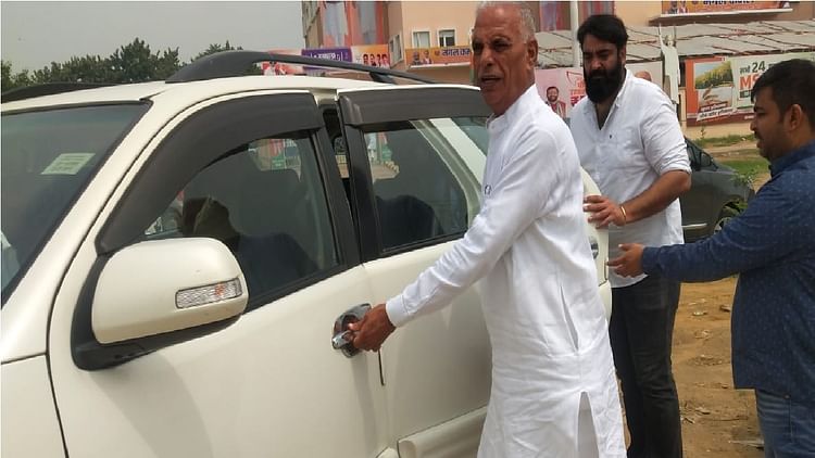 Haryana: बरोदा से भाजपा के टिकट की जुगाड़ में कपूर सिंह नरवाल, रोहतक में प्रदेश प्रभारी सतीश पूनिया से मुलाकात