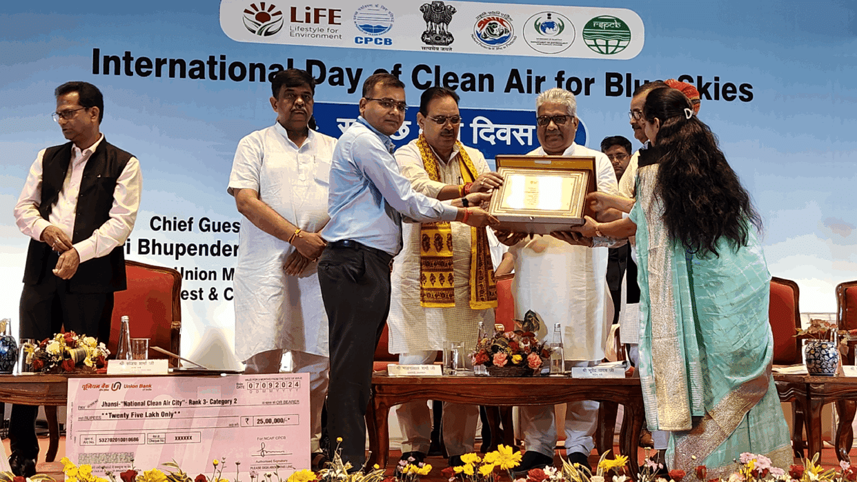 Municipal Corporation gets Rs 25 lakh third place in clean air survey  and Municipal Commissioner honoured