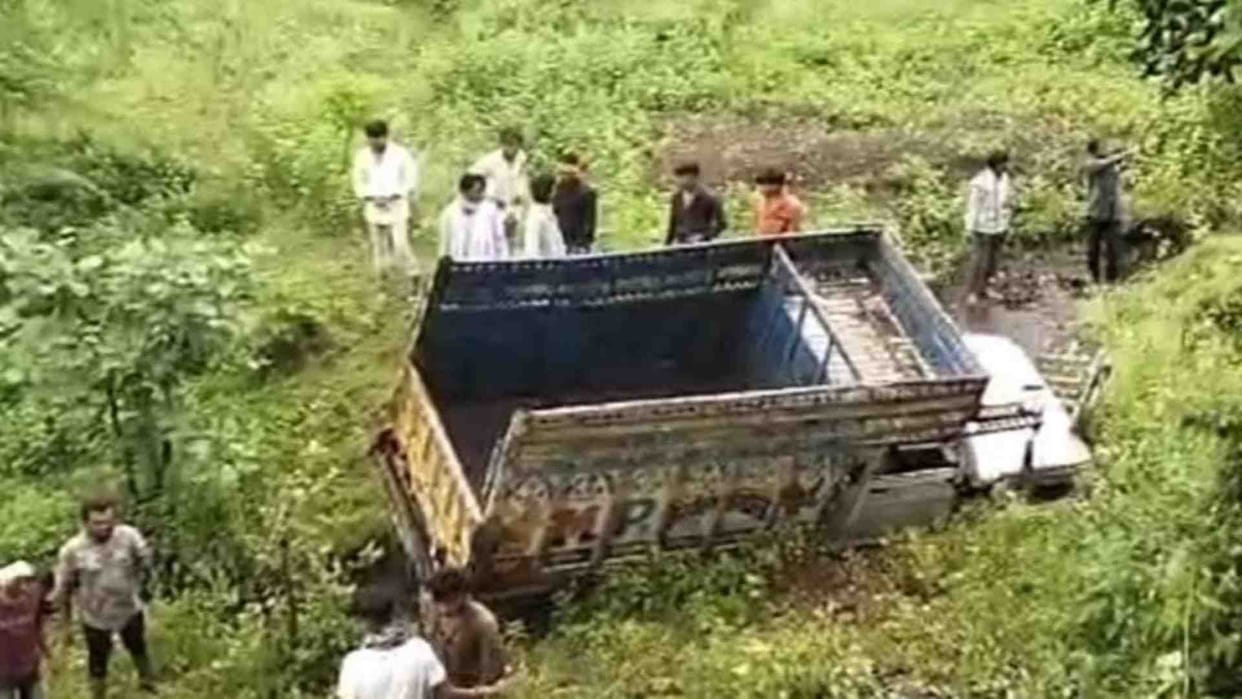 MP News: Pickup fell into a ditch due to brake failure in Ratlam, three died