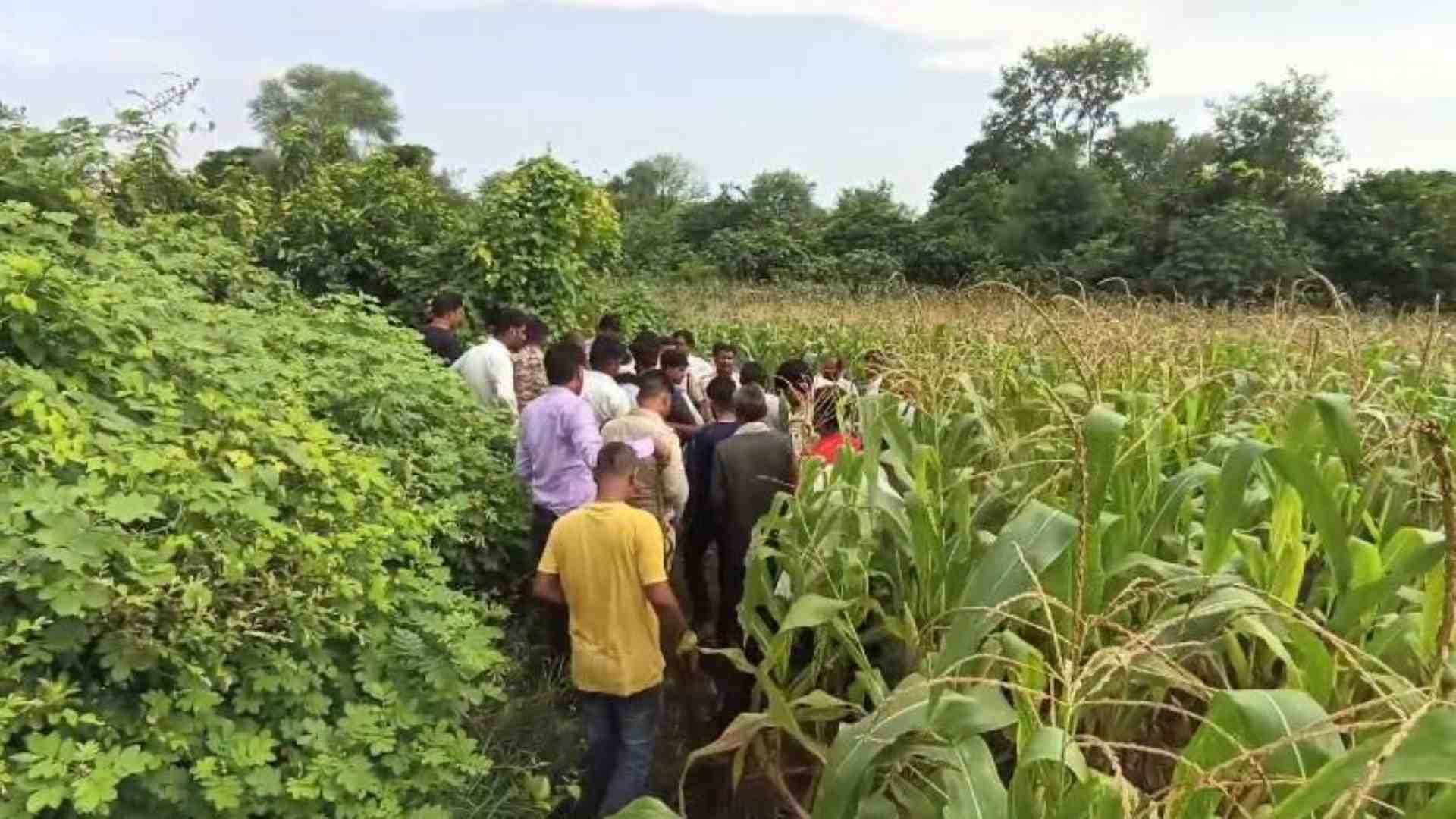 खेत में जमा हुए स्थानीय लोग।