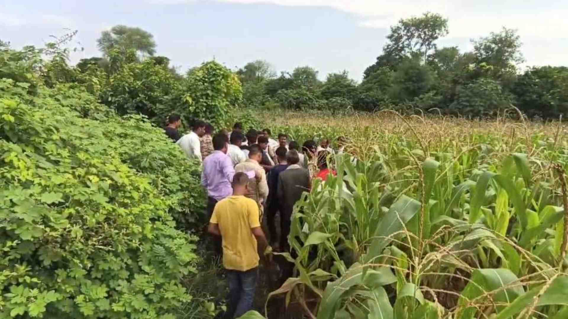 खेत में जमा हुए स्थानीय लोग।